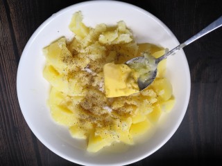 8、香烤土豆塔,加入黄油。