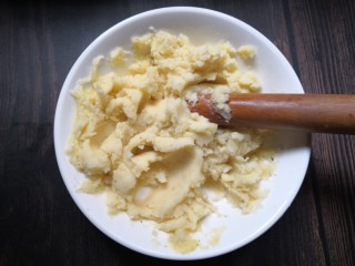 9、香烤土豆塔,用擀面杖压成泥。