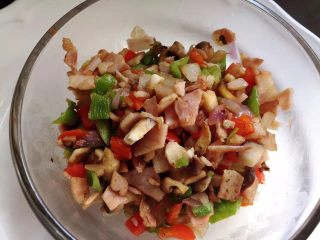 2、小芽早餐-意式早餐鸡蛋杯 ,将步骤2中的材料出锅备用