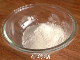 1、奶香心形【红豆面包】柔软甜蜜,将高筋面粉倒入调理盆中，加入干酵母、白砂糖