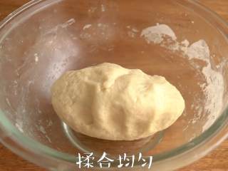 4、奶香心形【红豆面包】柔软甜蜜,揉搓均匀