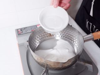 2、薄荷柳橙汽泡水,将白砂糖和水、白朗姆酒倒入雪平锅里，放入薄荷，煮约10分钟左右成糖浆状