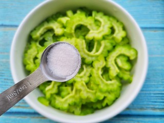 2、苦瓜炒蛋,苦瓜加一勺盐腌制15分钟。