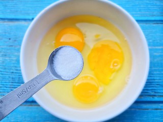 4、苦瓜炒蛋,鸡蛋加一勺盐。