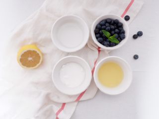 1、梦幻蓝莓冰饮,准备好所有食材，蓝莓、清水、柠檬汁、白砂糖