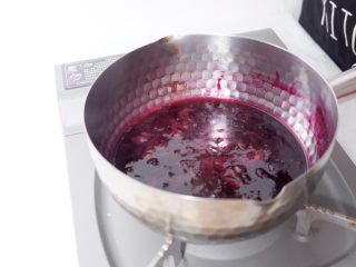 3、梦幻蓝莓冰饮,3.熬至蓝莓全部变软，蓝莓成蓝莓酱汁状，熄火