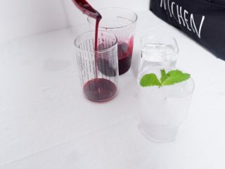 6、梦幻蓝莓冰饮,取一玻璃杯，加入适量的蓝莓汁