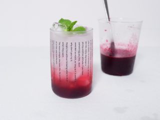 8、梦幻蓝莓冰饮,加水倒满，用薄荷点缀，完成