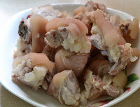 3、黄豆焖猪蹄,用小刀将猪手表皮逐一刮洗干净