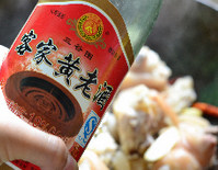 6、黄豆焖猪蹄,放入猪手,加入黄酒翻炒