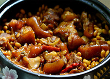 12、黄豆焖猪蹄,汁水快收干时,视情况看是否调盐,然后继续加盖焖至猪手收汁熟透