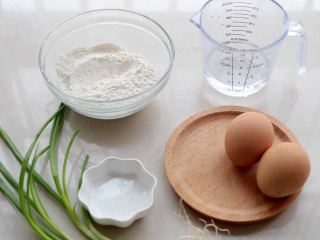 1、快手鸡蛋薄饼,准备所需食材