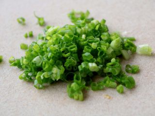 2、快手鸡蛋薄饼,小葱切碎