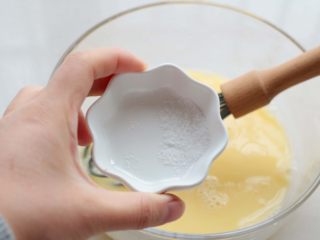 4、快手鸡蛋薄饼,加入盐，搅打均匀