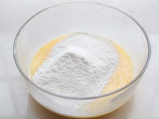 5、快手鸡蛋薄饼,筛入面粉，拌均匀；