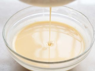 6、快手鸡蛋薄饼,过筛；