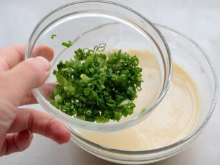 7、快手鸡蛋薄饼,加入小葱；