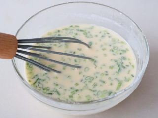 8、快手鸡蛋薄饼,搅打均匀；