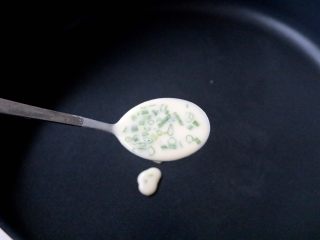 9、快手鸡蛋薄饼,平底锅不粘锅预热，舀入一小勺面糊；快速用勺底打转几圈；