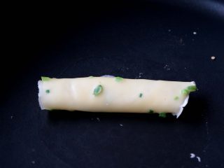 11、快手鸡蛋薄饼,卷起来即可；