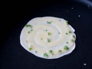 10、快手鸡蛋薄饼,待表面完全凝固后，翻面；