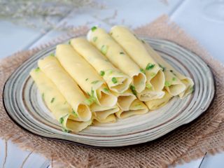 12、快手鸡蛋薄饼,其余一样的做法都卷好；