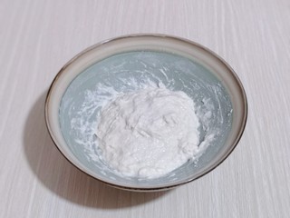 1、中种豆沙吐司面包,将中种食材全部放入器具中，放室温发酵，约3小时左右！