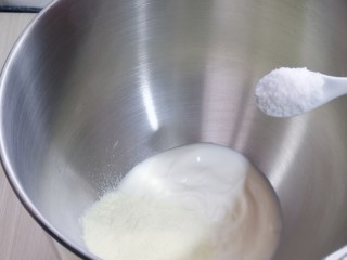 4、中种豆沙吐司面包,加入食用盐。