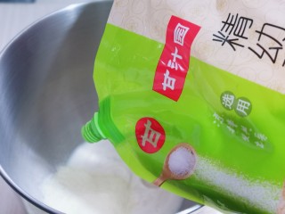 5、中种豆沙吐司面包,再加入幼砂糖。(盐和糖对角放)