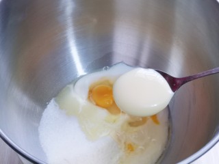 6、中种豆沙吐司面包,加入炼乳。(没有炼乳放蜂蜜也可以)