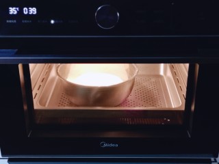 11、中种豆沙吐司面包,放入蒸烤箱，恒温发酵约40分钟。(室温发酵也可以，盖上盖子发酵至原来的两倍大。温度在25-28度间进行发酵，一定要保持面团的湿度！）