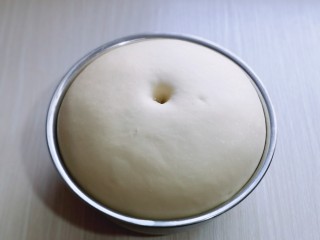 12、中种豆沙吐司面包,发酵好的面团，用手指摁一下，不反弹，不回缩即可。