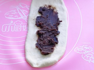 15、中种豆沙吐司面包,放上豆沙馅，抹平。
