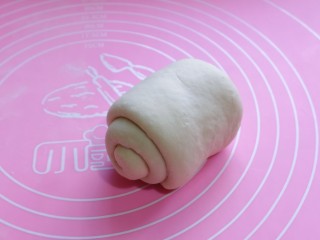 17、中种豆沙吐司面包,由上而下卷起，依次做完。