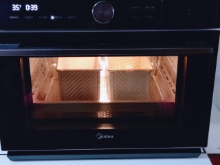 19、中种豆沙吐司面包,再次放入蒸烤箱进行二次发酵，时间为50分钟。