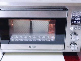 21、中种豆沙吐司面包,入烤箱下层，上下管140度下管160度烤55分钟，注意观察上色情况，上色立即＋盖一张锡纸！（具体温度及时间根据自家烤箱性能另定）