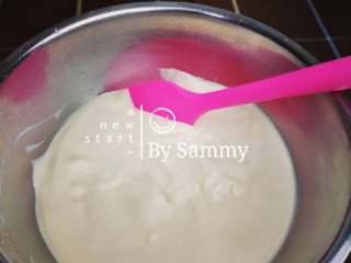 1、织女也疯狂 — 【爱心蛋糕卷】,鸡蛋+白砂糖+无水无油的大盆，电动打蛋器快速打发10min后的状态，蛋液变白且体积膨大，然后加入低粉用'橡皮刮刀'翻拌均匀。