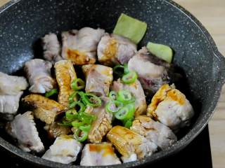 2、柚香排骨,这道甜蜜柚子香味的排骨你试过吗,加入大葱、料酒、生抽。