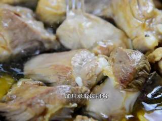 3、柚香排骨,这道甜蜜柚子香味的排骨你试过吗,加开水没过排骨,加盖,小火煮约30分钟。