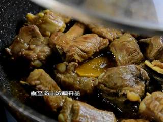 4、柚香排骨,这道甜蜜柚子香味的排骨你试过吗,煮至汤汁浓稠开盖。