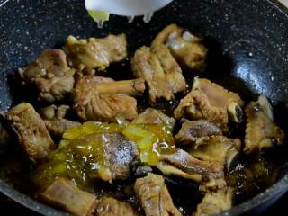 5、柚香排骨,这道甜蜜柚子香味的排骨你试过吗,取出姜片,加入盐1勺、蜂蜜柚子酱,炒匀即可。