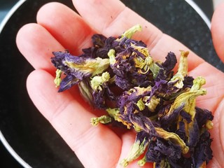 1、百变水果 蝶豆花蛋糕卷.百香果蓝莓馅,蝶豆花五克,80克开水泡十分钟