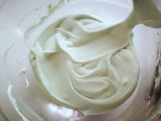 7、百变水果 蝶豆花蛋糕卷.百香果蓝莓馅,J字拌匀