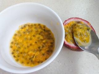 12、百变水果 蝶豆花蛋糕卷.百香果蓝莓馅,取两个百香果拿勺取出百香果汁,把子滤掉,喜欢籽的可以留下。