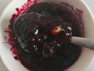 13、百变水果 蝶豆花蛋糕卷.百香果蓝莓馅,蓝霉变的粘稠时加入百香果汁,继续搅拌一分钟左右就可以了。放凉备用