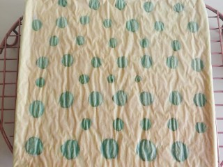 14、百变水果 蝶豆花蛋糕卷.百香果蓝莓馅,烤好的蛋糕倒扣放凉