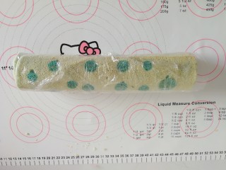 16、百变水果 蝶豆花蛋糕卷.百香果蓝莓馅,卷起冷藏半小时前。