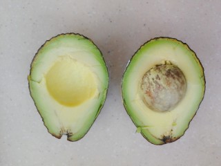 17、百变水果 蝶豆花蛋糕卷.百香果蓝莓馅,牛肉牛油果用刀切一刀,然后左右旋转一下就轻松打开了