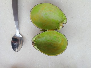 18、百变水果 蝶豆花蛋糕卷.百香果蓝莓馅,用勺子挖的比较干净哟