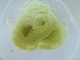 21、百变水果 蝶豆花蛋糕卷.百香果蓝莓馅,把剩下的100淡奶油打发以后,再把牛油果泥放进去继续搅打,成为牛油果奶油酱。直接挤在蛋糕上面就可以了。